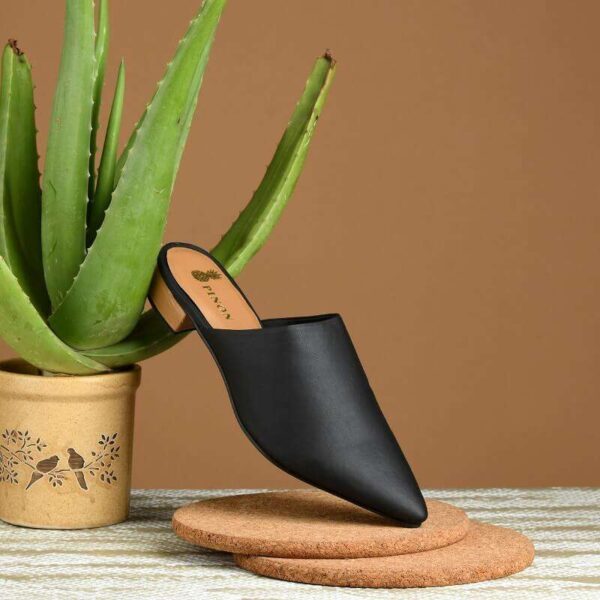 Women Black Solid Mules Sandal Pinapparels